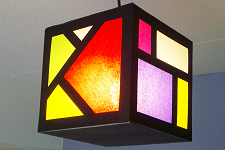 Een lampion bestaande uit driehoekige en vierkante gekleurde vlakken
